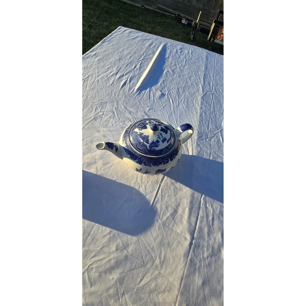 Large Vintage Johnson Bros. Blue Willow Teapot & Lid England